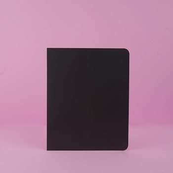 Cuaderno Paprika 20 x 25 tapa blanda detalles negro liso